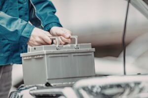 Hvordan forhindrer du flatt bilbatteri i vinterkulda